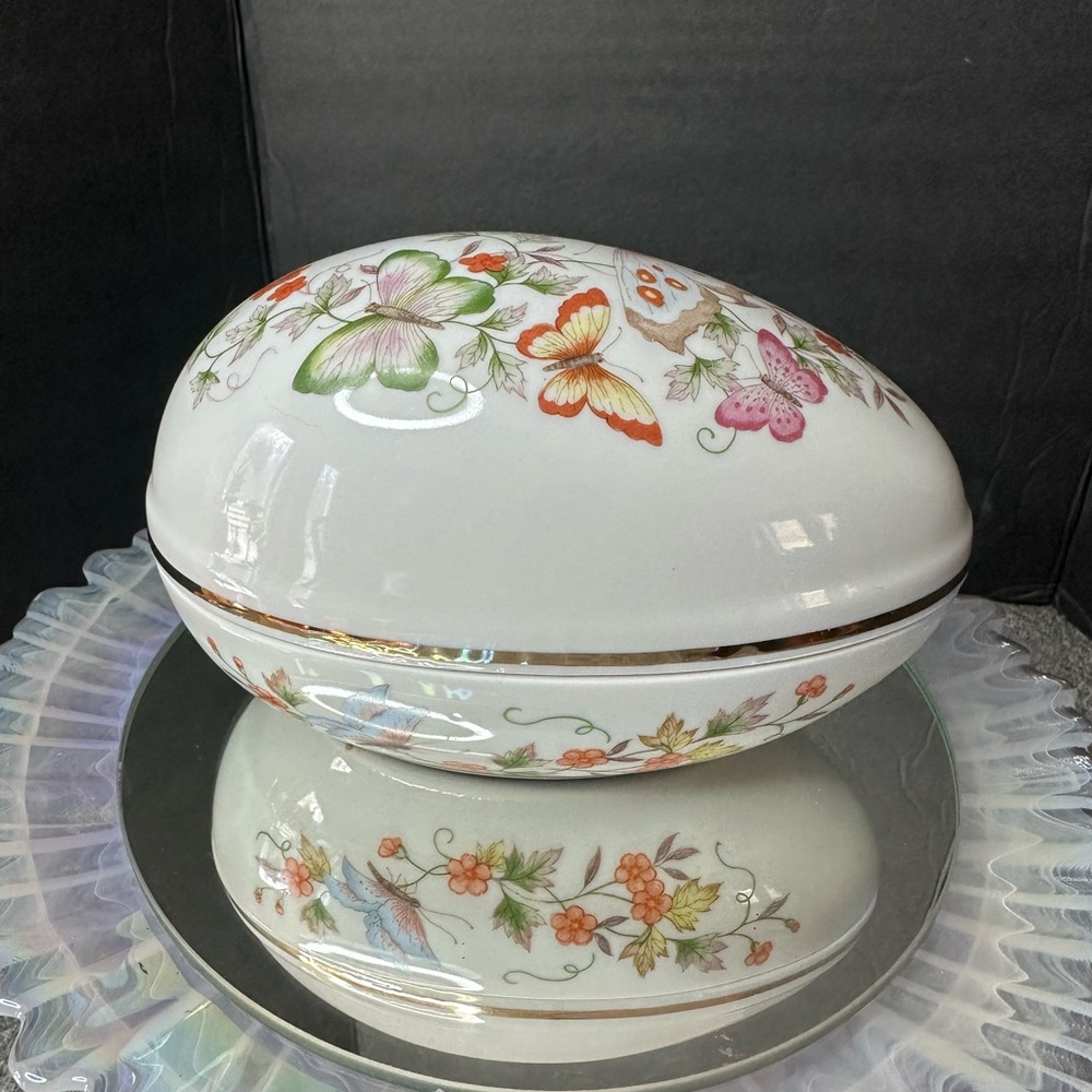 Vintage 1974 Avon "Butterfly Fantasy" fine porcelain treasure egg trinket box